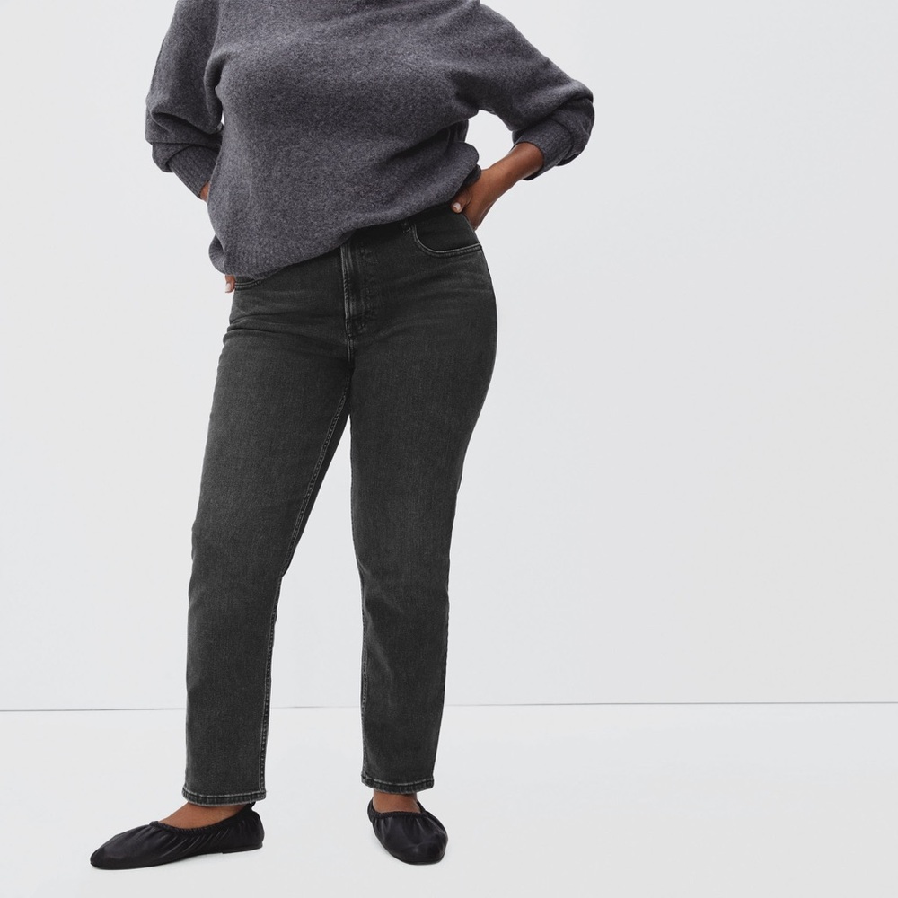 Everlane High-Rise Straight Jeans in Charcoal Black